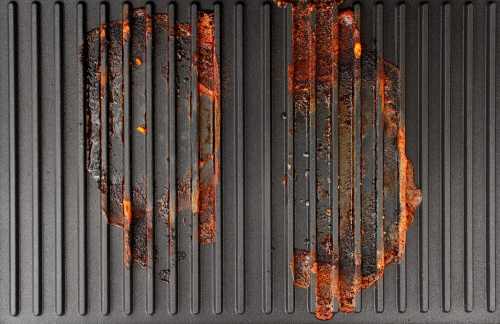 Grille de barbecue encrassée