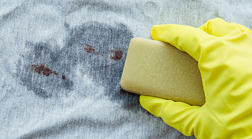 Enlever une Tache avec du Savon de Marseille