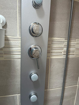 L'Acide Citrique efficace contre le calcaire sur vos parois de salle de bain