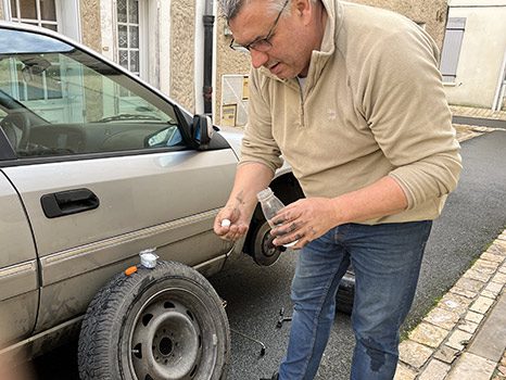 Eric de Ma vie éco utilisant une lingette oshibori